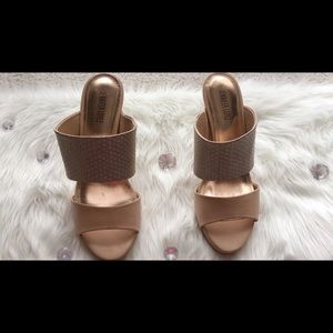 👡 Jennifer Lopez's Open Toe Mule Heels 👡